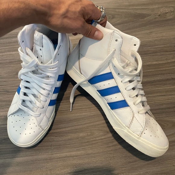 [SOLD] Adidas mid top shoes - Picture 3 of 8